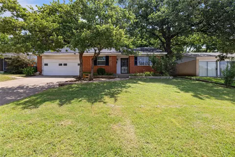 1813 Barron Ln, Fort Worth, TX 76112