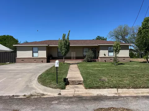 708 W College St, Jacksboro, TX 76458
