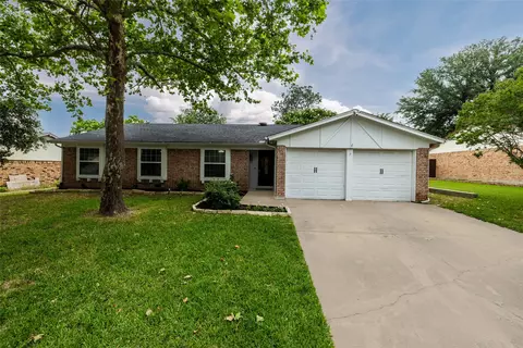 7521 Oak Ridge Dr, North Richland Hills, TX 76182
