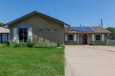 302 W Springdale Ln, Grand Prairie, TX 75052
