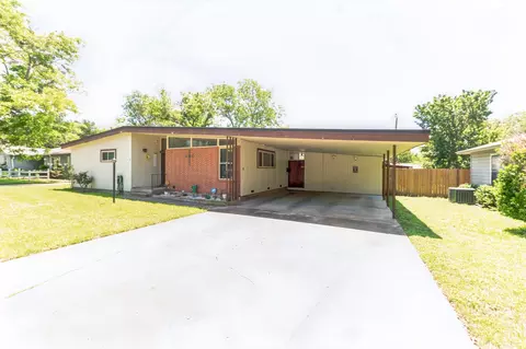 1105 W Chambers St, Cleburne, TX 76033