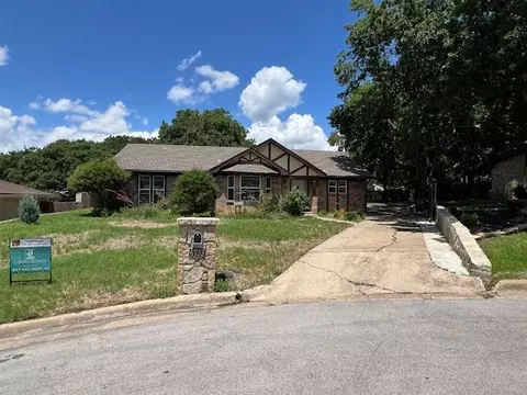 6733 Greendale Ct, North Richland Hills, TX 76182
