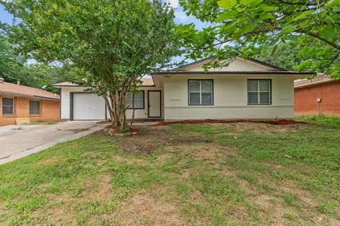 518 W Phillips Ct, Grand Prairie, TX 75051