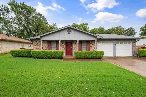 2106 Green Apple Ln, Arlington, TX 76014