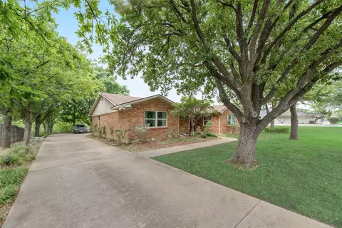 909 Robertson Rd, Grand Prairie, TX 75050