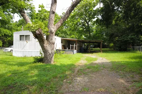 2604 W Hampton St W, Gladewater, TX 75647
