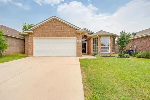 10612 Big Oak Dr, Fort Worth, TX 76131