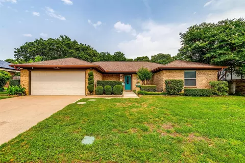 409 Evans Dr, Euless, TX 76040