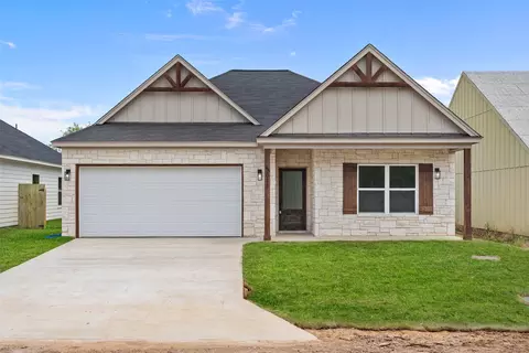 5811 Barkridge Dr, Granbury, TX 76048