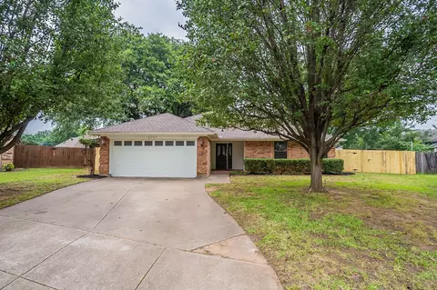 2502 Satinwood Ct, Arlington, TX 76001