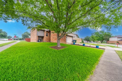 561 Trailcrest Dr, Garland, TX 75043