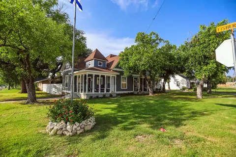 1602 Fisher St, Goldthwaite, TX 76844