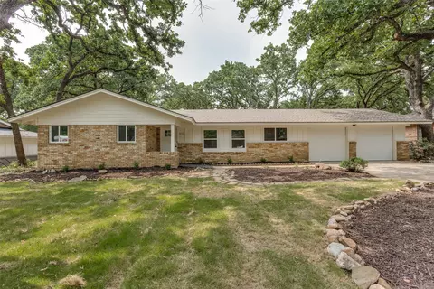 653 Ponderosa Dr, Hurst, TX 76053