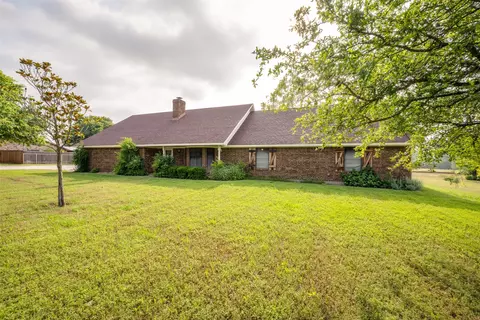 8356 Crestview Rd, Sanger, TX 76266