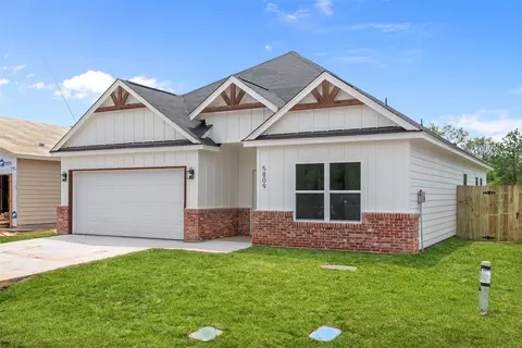 5809 Barkridge Dr, Granbury, TX 76048