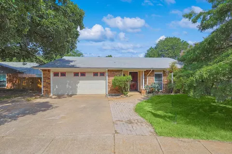 3621 Aspenwood Dr, Bedford, TX 76021