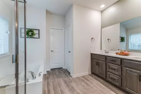 Bath - 4033 Ellinger Dr, Heath, TX 75126 photo 2 of 3