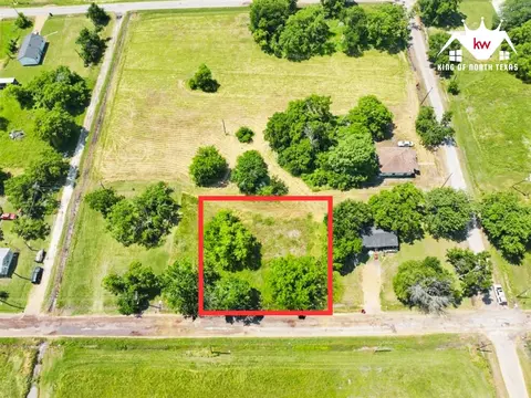 712 Pacific St E, Honey Grove, TX 75446