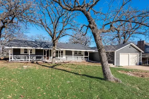 208 Crestview Pl, Azle, TX 76020