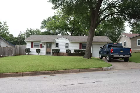 7252 Greenlee St, Fort Worth, TX 76112