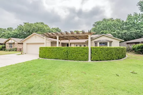 1022 Yellowstone Dr, Grapevine, TX 76051