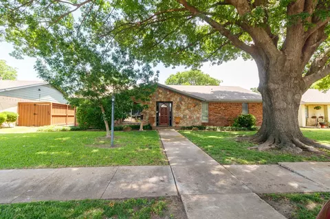 706 Bradfield Dr, Garland, TX 75042
