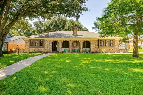 325 Baker Dr, Hurst, TX 76054