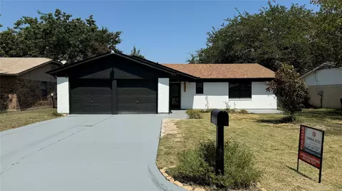 4413 Tiptop St, Haltom City, TX 76117