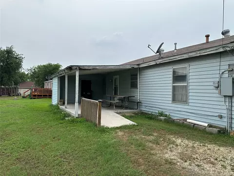 Exterior - 406 E Adams St, Itasca, TX 76055 photo 3 of 4
