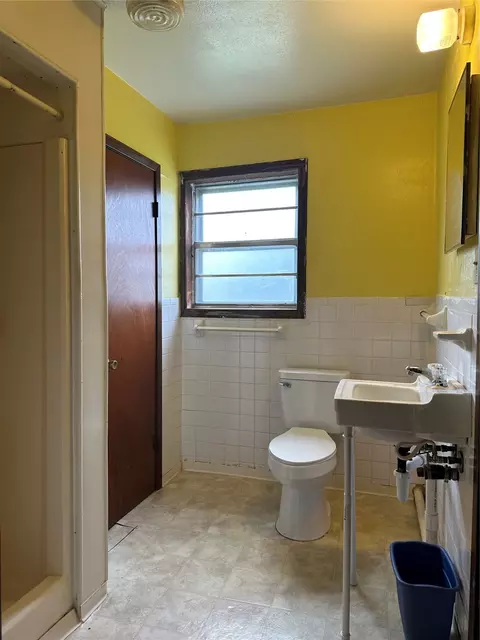 Bath - 406 E Adams St, Itasca, TX 76055 photo 1 of 2