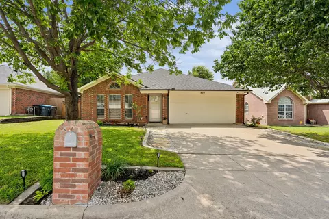 808 Voltamp Dr, Fort Worth, TX 76108