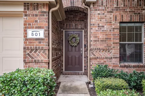 501 Crown Oaks Dr, Fort Worth, TX 76131