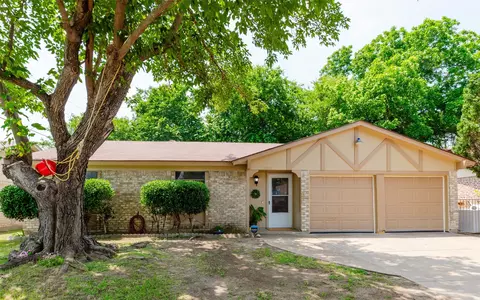 3808 Royal Crest Dr, Fort Worth, TX 76140