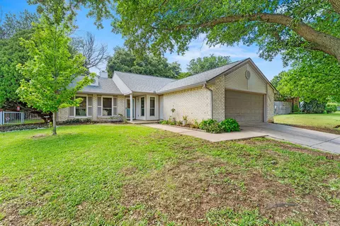 2531 Chinaberry Dr, Bedford, TX 76021