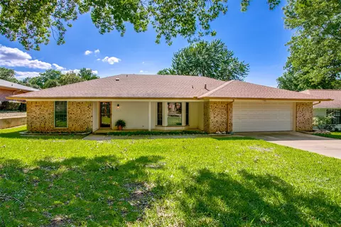 827 Yellowstone Dr, Grapevine, TX 76051