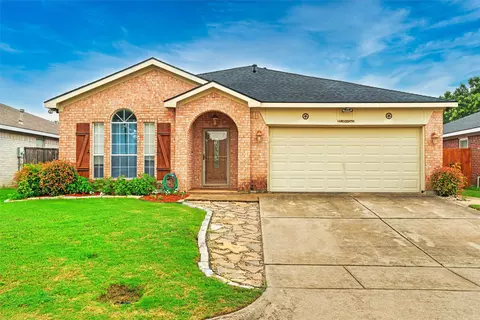 1908 Cedar Tree Dr, Fort Worth, TX 76131