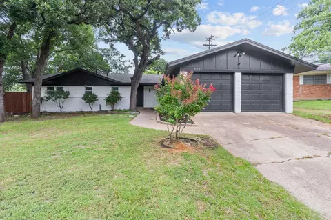 1024 Inwood Dr, Hurst, TX 76053