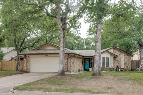 809 Meadowcrest Dr, Azle, TX 76020