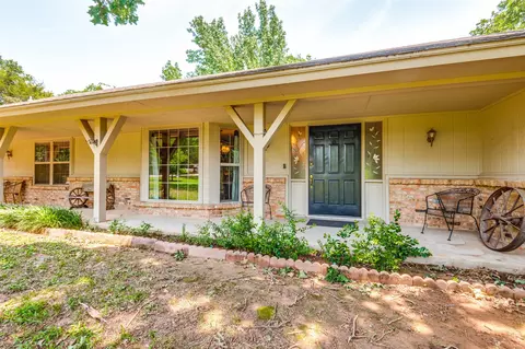 5019 Hidden Oaks Ln, Arlington, TX 76017
