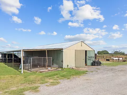 140 Kickapoo Ct, Lipan, TX 76462 photo 9