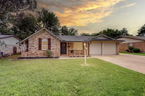 529 NW Chisholm Rd, Burleson, TX 76028