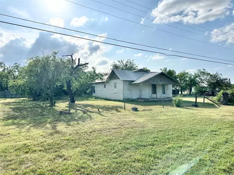 114 Drummond St, Tye, TX 79563
