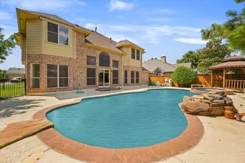 2041 Fair Oaks Cir, Corinth, TX 76210