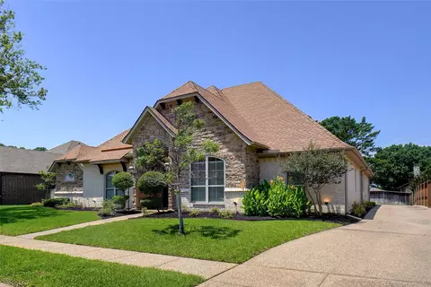 1904 Melbourne Dr, Pantego, TX 76013