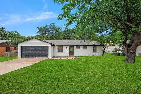 710 Magnolia St, Kennedale, TX 76060