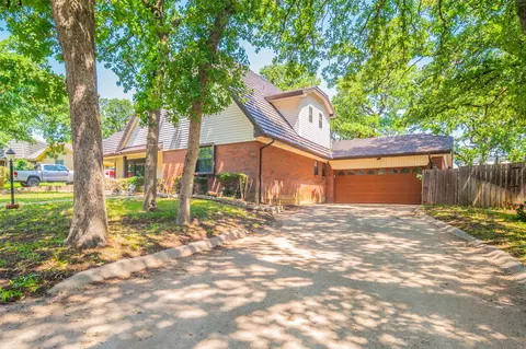 913 Brestol Ct W, Bedford, TX 76021