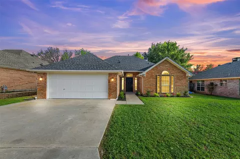 2002 Brooke Dr, Sanger, TX 76266