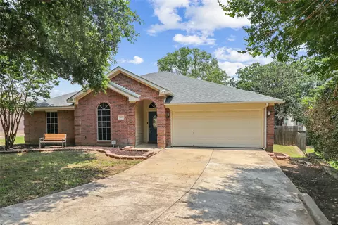 1609 Crooked Ln, Fort Worth, TX 76112