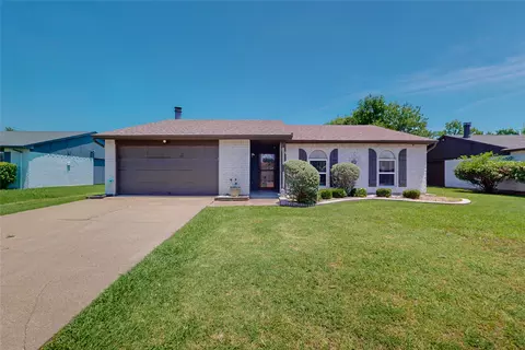 6632 Dewsbury St, North Richland Hills, TX 76182