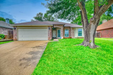 5211 Rio Bravo Dr, Arlington, TX 76017